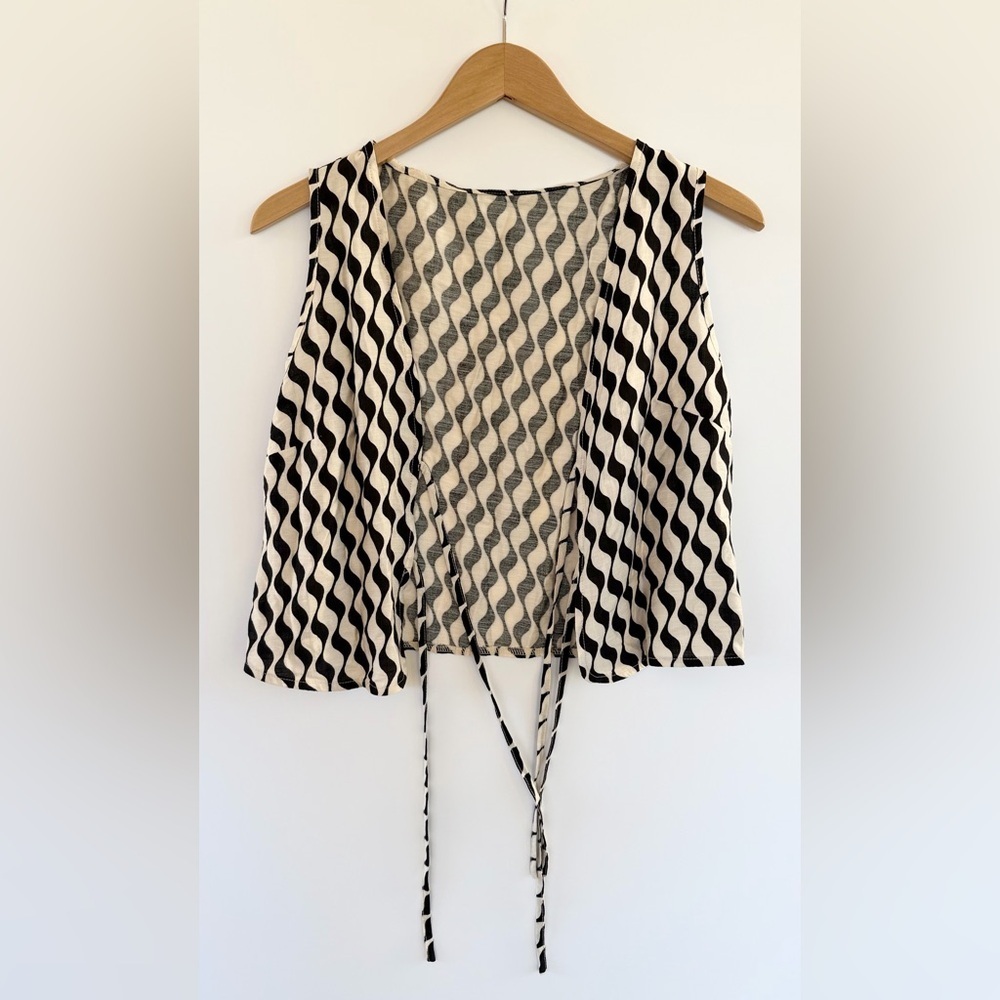 SHEIN Black & White Wavy Print Tie Back Top L